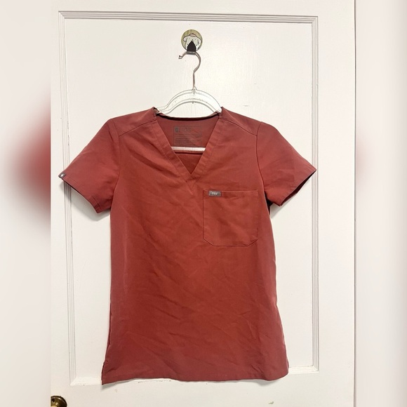 FIGS Catarina One-Pocket Scrub Top and High Waisted Scrub Pants SET in Mauve - Picture 1 of 6